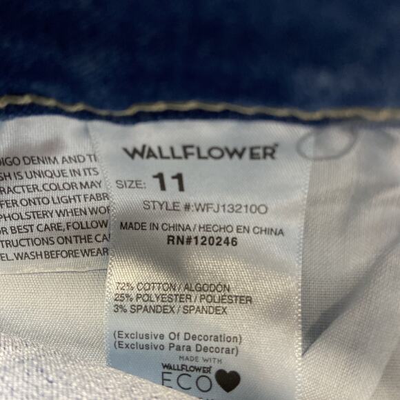 Wallflower Ultra Fit Cuffed Denim Shorts Women’s Size 11 Light Blue Denim - Picture 9 of 10